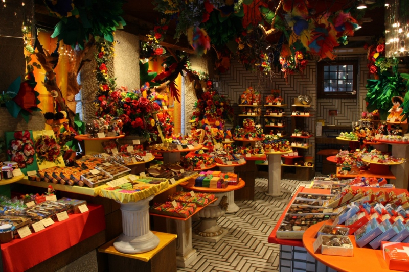 ecommerce-LIEUCHE-min_candy_store_chocolate_shop_chocolate_switzerland-393515